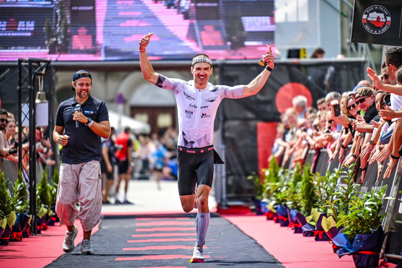 Andrzej Michalski na mecie zawodów Ironman, z rękami w górze